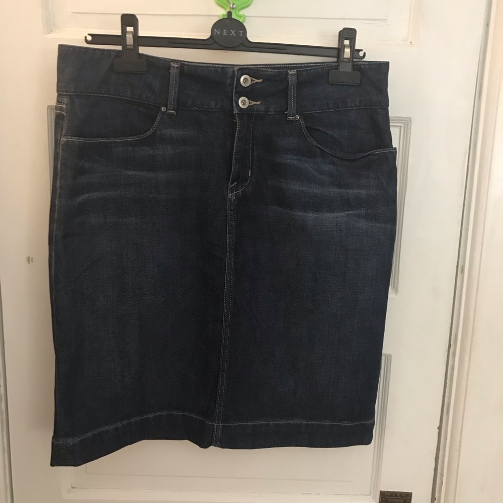 Banana Republic slim denim skirt